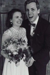 hochzeitspaar paarshooting schwarz weiss lachen
